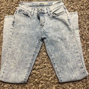 Light wash Levi jeans